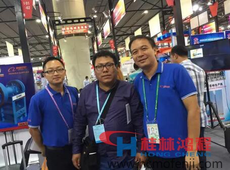 桂林鴻程外貿業務員與客戶合影留念 桂林鴻程外貿業務員與客戶合影留念