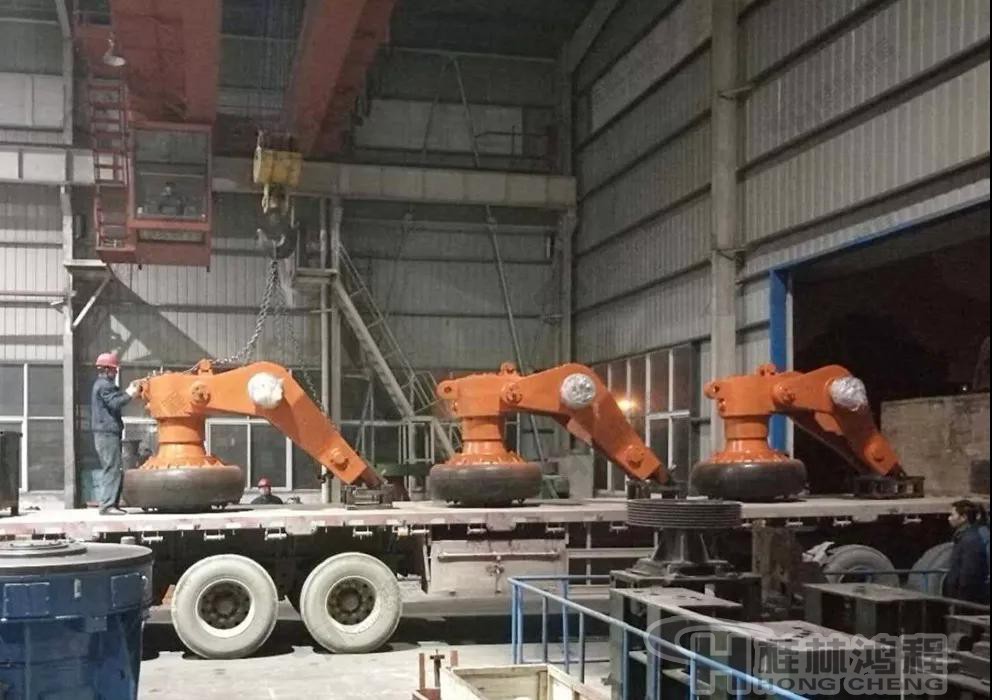 HLMX1700超細立磨發貨現場-超細立磨機大磨輥裝車